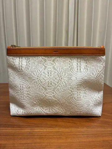 A.P.C. 레이스 자수 파우치 화이트