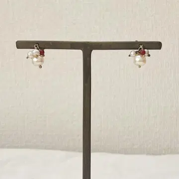 agete (아게이트) 펄과 레드 비즈의 귀걸이