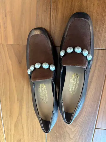 새상품급 [22.5] YOSHINOYA 펌프스 브라운 계열 펄 장식