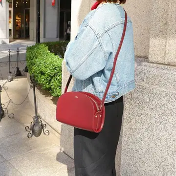 APC 하프문형 레드 숄더백