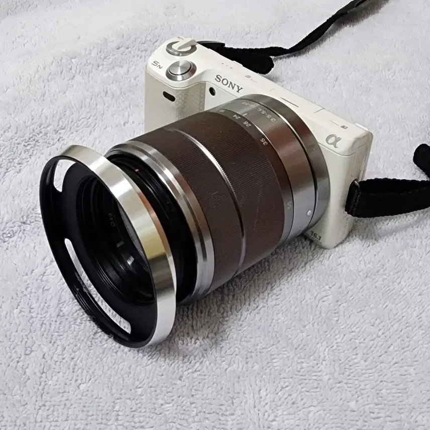 소니 NEX-5N 미러리스 카메라와 18-55mm 렌즈팝니다.