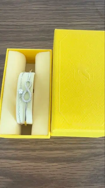 스와로브스키 인피니티 트위스트 주얼리 컬렉션, 팔찌