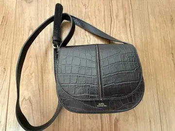 A.P.C. 베티 악어 엠보싱 숄더백