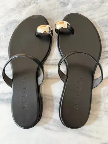 새상품급 LE TALON 메탈 엄지반지 샌들 블랙 M 사이즈