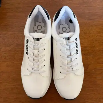 MARY QUANT 화이트 스니커즈