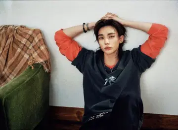 GUESS 현진 착용 롱T S 사이즈 레드 stray kids