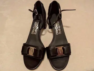 페라가모 Ferragamo 블랙 스터드 샌들