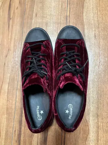 Converse 버건디 벨로아 스니커즈