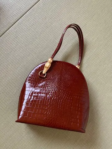 HIROKO KOSHINO 소가죽 크로커다일 패턴 핸드백