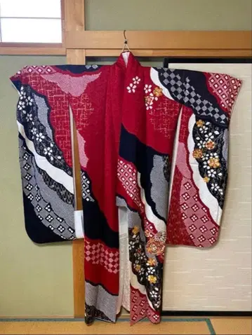 후리소데 성인식 순수 실크 고전 패턴 빨간색 블랙 벚꽃 공 금채 자수