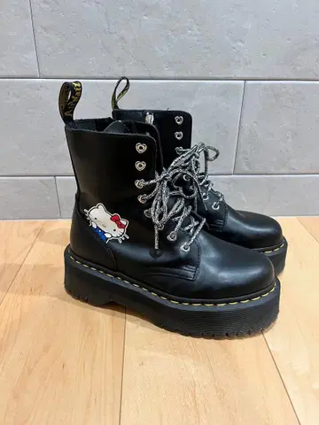 [컨디션 최상] 닥터마틴 x 헬로키티 60주년 콜라보 통굽 부츠 23cm