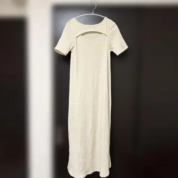 텐치무 VELLRICH 아이보리 반팔 티셔츠 원피스 오픈백