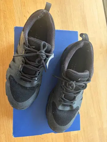 미즈노 X 마가렛 호웰 블랙 러닝화