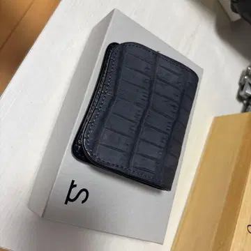 와일드 스완스 네이비 크로커다일