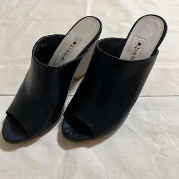 DIANA 블랙 가죽 뮬 약 9cm 힐