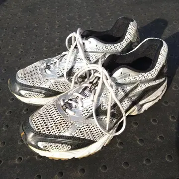 MIZUNO 미즈노 통기성 메쉬 소재 러닝화 27.5cm