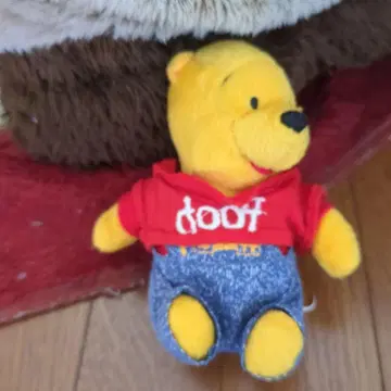 푸우 봉제 인형 빨간색 의류 파란색 바지