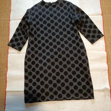 도트 무늬 7부 소매 원피스 블랙과 그레이