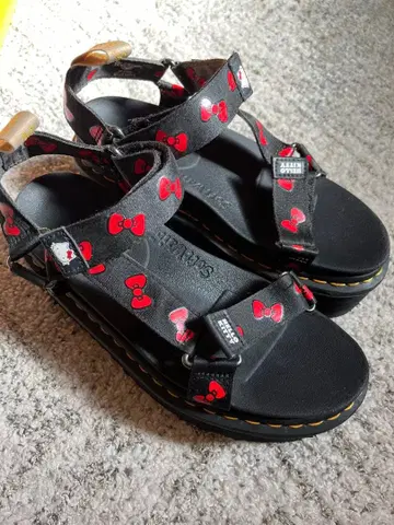 닥터마틴 헬로키티 60주년 콜라보 통굽 샌들