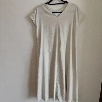 크림색 V넥 슬리브리스 튜닉