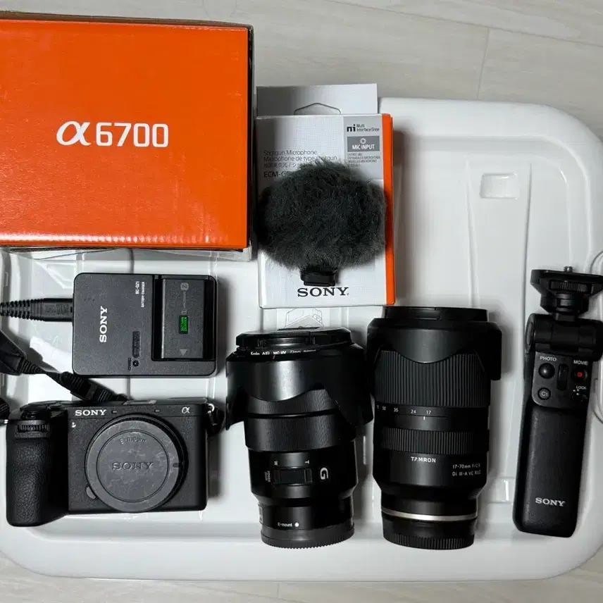 소니 A6700 + 렌즈 2개 + 기타 정품 악세사리 일괄 판매 풀세트