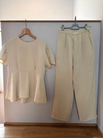 어반 리서치 셋업 페플럼 상의 x 테이퍼드 팬츠