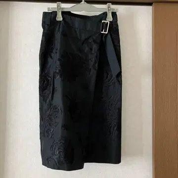 럭셔리한 자수가 놓인 블랙 스커트 결혼식 등에도