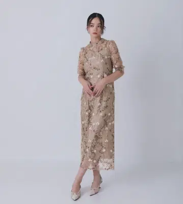 자수 장식 베이지 롱 드레스 결혼식 드레스