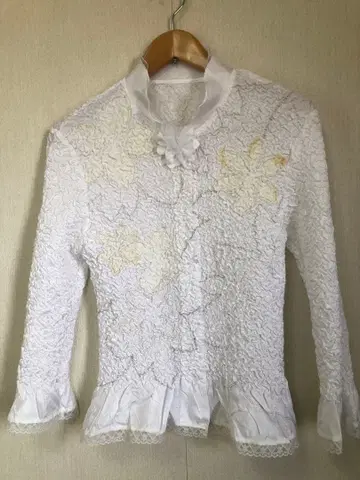 EVANCE 에바스 화이트 플라워 자수 레이스 플리츠 가공 긴팔