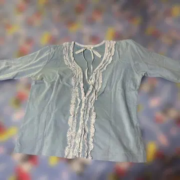 핑크하우스 스카이블루 프릴 버튼 셔츠 전개