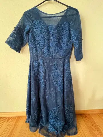 네이비 자수 반팔 드레스