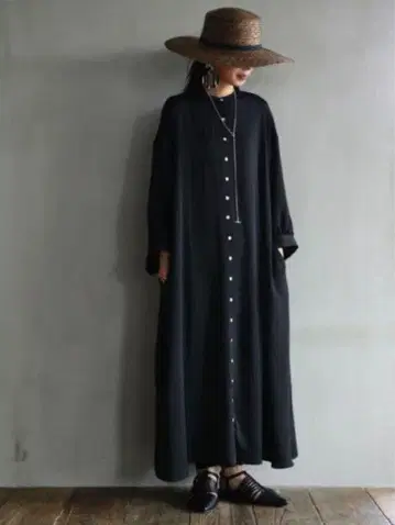 안티카 패턴 토르소 마네킹 드레이프감 새틴 롱 셔츠 원피스 블랙