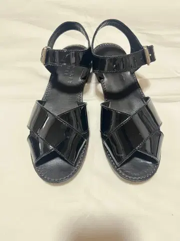 MARGARET HOWELL 에나멜 샌들 블랙