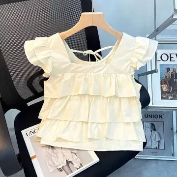 프릴 달린 슬리브리스 상의 크림색