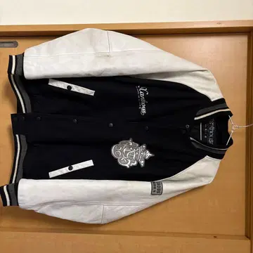 바시티 자켓 블랙과 화이트 자수 포함