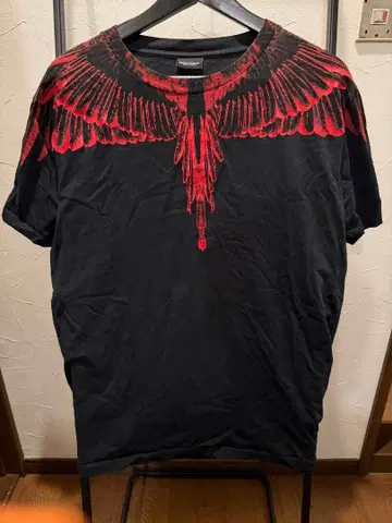 MARCELO BURLON (마르셀로불론) 티셔츠 블랙 x 레드