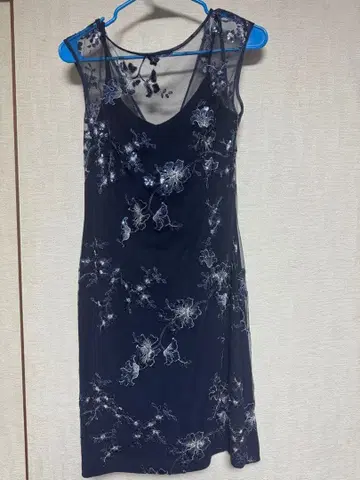 자수 네이비 슬리브리스 드레스