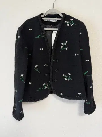 미사용 새상품 ZARA 블랙 자수 노카라 자켓 XS