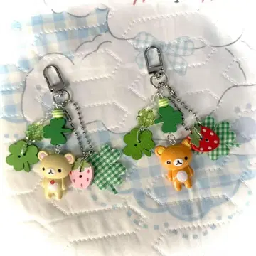 리락쿠마 딸기 클로버 참 키링 2세트