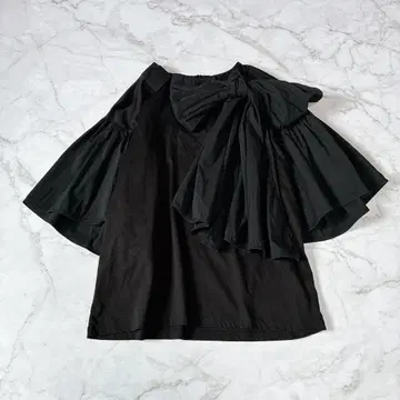 SHIORI x MERI 콜라보 리본 타이 부착 컷 콤비 T 이소재 블랙