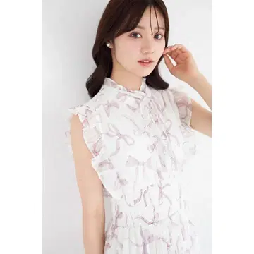 리본 & 프릴이 달린 허리 셔링 리본 프린트 플리츠 원피스 핑크