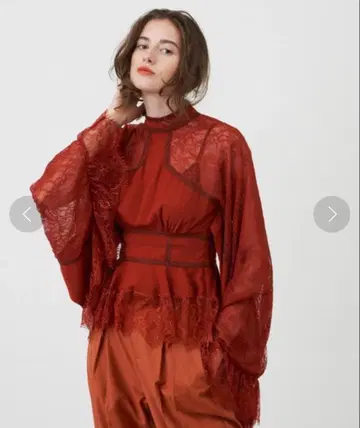 LA BELLE ETUDE 빈티지풍 레이스 절개 와이드 슬리브 블라우스