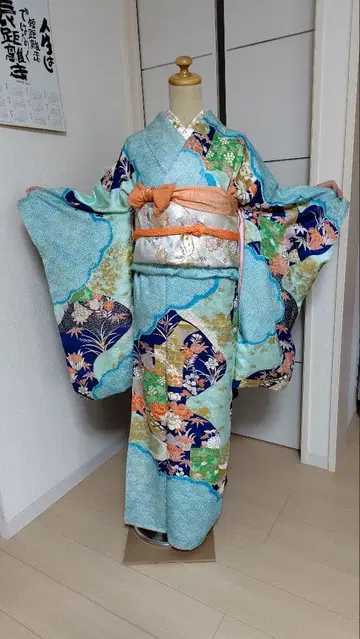 푸른색 전체 시보리 중 후리소데 기모노만입니다.