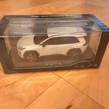 도요타 신형 RAV4 컬러 샘플 미니카 HEV 플라티나 화이트 펄