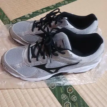 새상품급 Mizuno 러닝화 실버/블랙