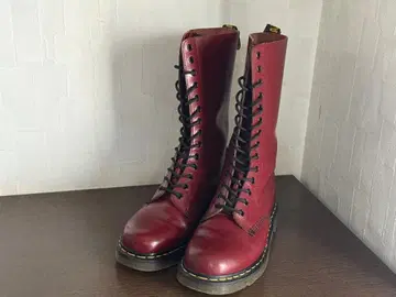 닥터마틴 14홀 빨간색 요네즈켄시 착용