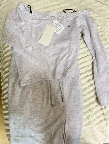 andmary Gwen offshoulder set up