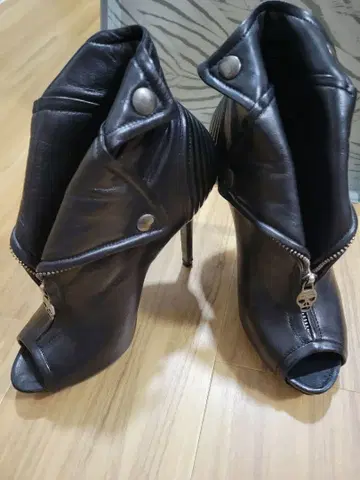 ALEXANDER McQUEEN 오픈토 부츠 블랙 가죽 높은 힐