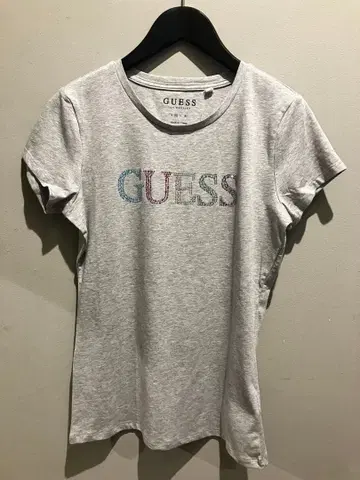 GUESS 큐빅 로고 TEE 게스
