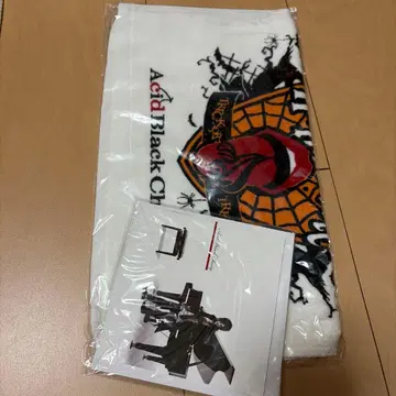 Acid Black Cherry 혜택 소책자 및 타월 세트